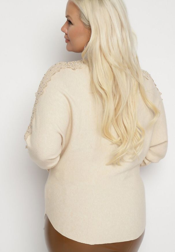 Born2be - Jasnobeżowa Bluzka z Wiskozą i Bawełną o Kroju Nietoperza Ozdobiona Koronką i Cyrkoniami Erisele. Okazja: na co dzień. Kolor: beżowy. Materiał: wiskoza, koronka, bawełna. Wzór: aplikacja, koronka. Styl: casual