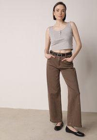 Born2be - Szary Prążkowany Top na Szerokich Ramiączkach z Bawełny Zdobiony Guzikami Bernella. Okazja: na spacer. Kolor: szary. Materiał: prążkowany, bawełna. Długość rękawa: na ramiączkach. Wzór: aplikacja. Sezon: zima, lato. Styl: elegancki #6