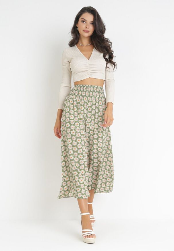 Born2be - Jasnozielone Szerokie Spodnie High Waist o Długości 7/8 Vatum. Stan: podwyższony. Kolor: zielony. Materiał: tkanina, wiskoza. Wzór: nadruk, aplikacja, kwiaty