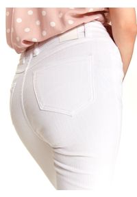 TOP SECRET - Białe spodnie jeansowe skinny. Kolor: biały. Materiał: jeans. Sezon: lato. Styl: elegancki