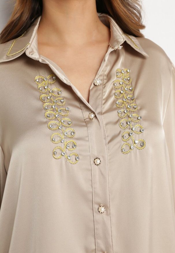 Born2be - Beżowa Satynowa Koszula z Kołnierzykiem Ozdobiona Cyrkoniami i Perełkami Classa. Kolor: beżowy. Materiał: satyna. Wzór: aplikacja. Styl: elegancki