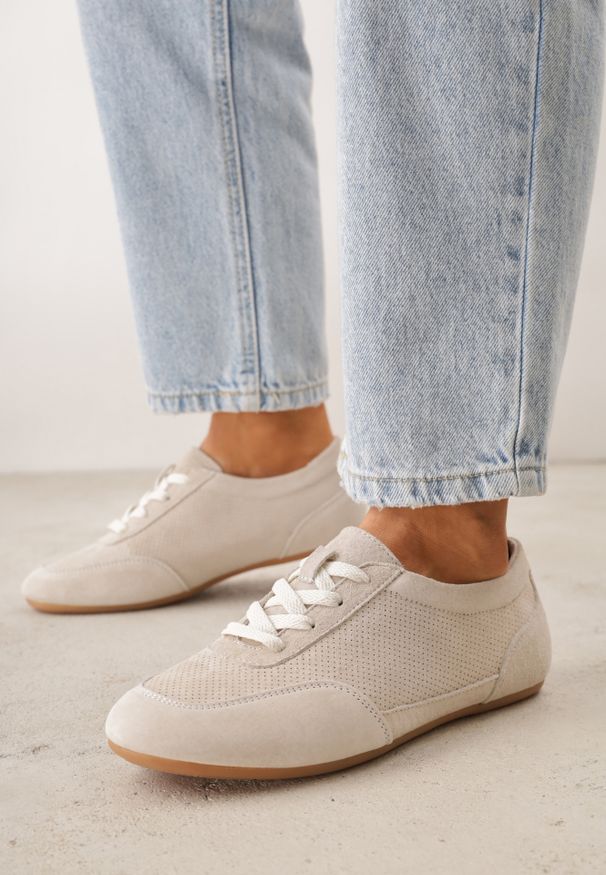 Renee - Beżowe Minimalistyczne Sneakersy Zamszowe ze Skórzaną Wkładką i Perforacją Zaehlisa. Okazja: na co dzień. Kolor: beżowy. Materiał: skóra, zamsz. Szerokość cholewki: normalna