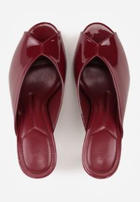 Renee - Bordowe Klapki Peep Toe na Szpilce z Lakierowanym Połyskiem Sharvyra. Nosek buta: otwarty. Kolor: czerwony. Materiał: lakier. Obcas: na szpilce. Wysokość obcasa: średni #9