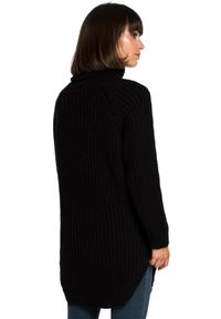 Polskie swetry - Długi sweter o splocie typu wafelek z rozcięciami po bokach. Typ kołnierza: golf. Materiał: akryl. Długość: długie. Wzór: ze splotem #2