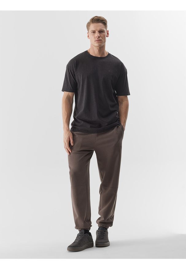 4f - Spodnie dresowe joggery męskie - brązowe. Kolor: brązowy. Materiał: dresówka. Wzór: ze splotem, nadruk, gładki