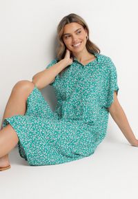 Born2be - Ciemnozielona Bawełniana Sukienka Koszulowa w Kwiaty z Rozkloszowanym Dołem Jerilsa. Okazja: na co dzień. Typ kołnierza: kołnierzyk klasyczny. Kolor: zielony. Materiał: bawełna. Długość rękawa: krótki rękaw. Wzór: kwiaty. Typ sukienki: koszulowe. Styl: klasyczny, casual, elegancki #4