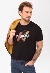 Volcano - Czarny t-shirt z printem, Comfort Fit, T-SITE. Okazja: na co dzień. Kolor: czarny. Materiał: bawełna, jeans, materiał. Długość rękawa: krótki rękaw. Długość: krótkie. Wzór: nadruk. Styl: sportowy, klasyczny, casual