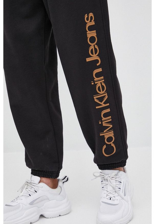 Calvin Klein Jeans spodnie bawełniane męskie kolor czarny z nadrukiem. Kolor: czarny. Materiał: bawełna. Wzór: nadruk