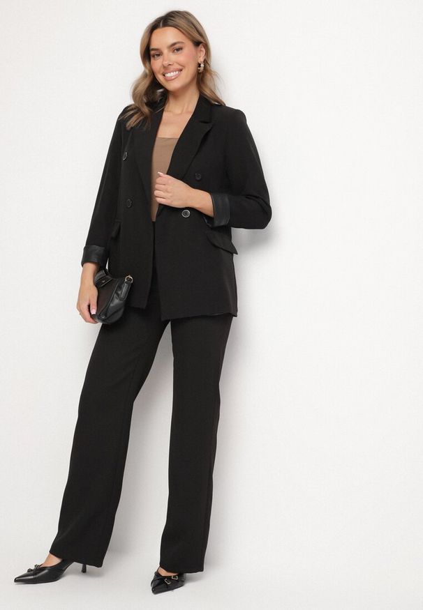 Born2be - Czarna Marynarka Dwurzędowa z Ozdobnym Klapami Lorhiris. Okazja: na co dzień. Kolor: czarny. Materiał: jeans. Styl: klasyczny, casual
