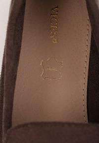 Born2be - Ciemnobrązowe Lekkie Mokasyny VICES z Metalowymi Ozdobami i Skórzaną Wkladką Adrialee. Nosek buta: okrągły. Kolor: brązowy. Materiał: skóra. Wzór: aplikacja. Obcas: na obcasie. Styl: klasyczny. Wysokość obcasa: niski #4