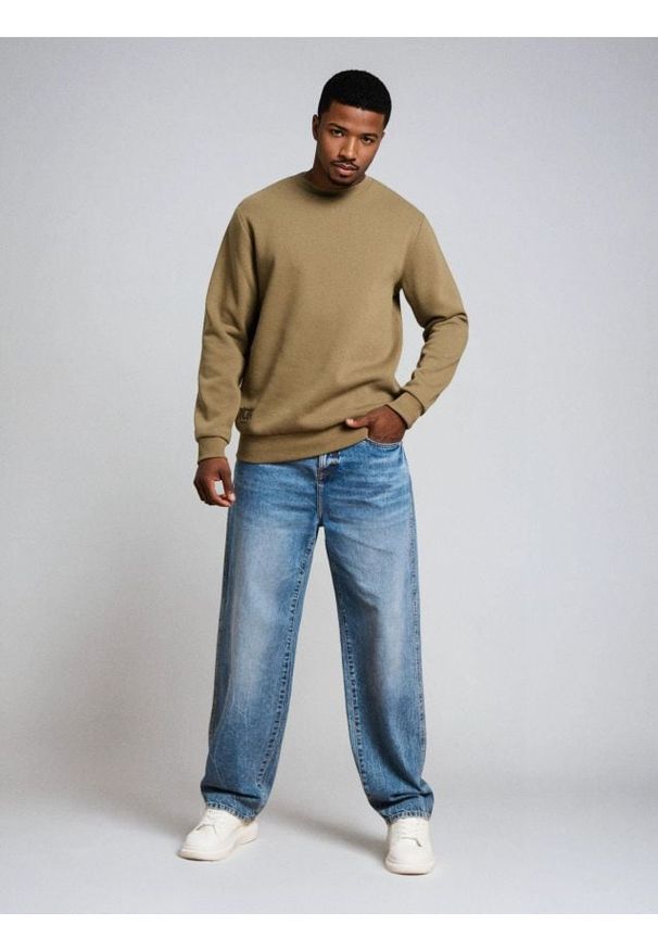 Sinsay - Bluza crewneck z napisem - khaki. Kolor: brązowy. Wzór: napisy