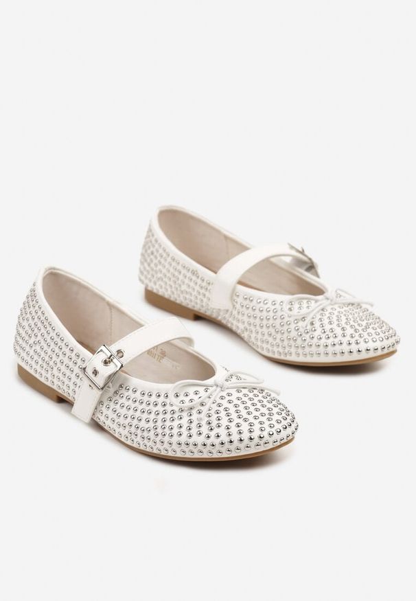 Born2be - Białe Balerinki Typu Mary Jane z Cyrkoniami i Kokardą Luriellea. Okazja: na co dzień. Zapięcie: pasek. Kolor: biały. Materiał: jeans. Wzór: aplikacja. Obcas: na obcasie. Styl: elegancki, casual. Wysokość obcasa: niski