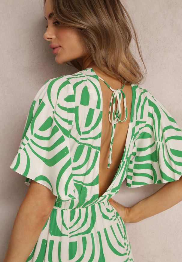 Renee - Zielono-Beżowa Sukienka Maxi z Wiskozy z Odkrytymi Plecami i Falbankami Jayliana. Okazja: na spacer, na co dzień. Typ kołnierza: kołnierz z falbankami. Kolor: zielony. Materiał: wiskoza. Długość rękawa: krótki rękaw. Typ sukienki: proste. Styl: casual. Długość: maxi
