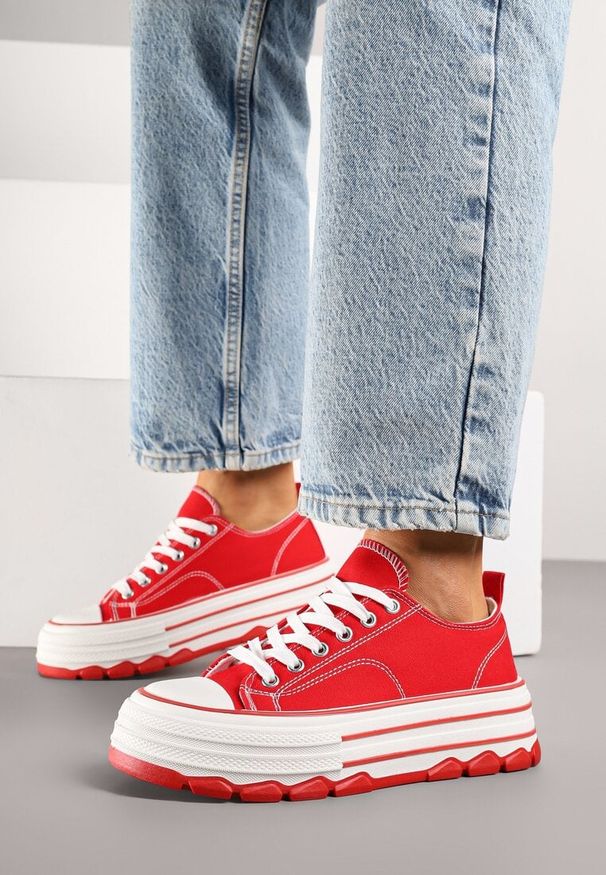 Born2be - Czerwone Trampki na Grubej Podeszwie pod Kostkę Adsoria. Okazja: na co dzień. Zapięcie: sznurówki. Kolor: czerwony. Materiał: jeans. Styl: klasyczny, casual
