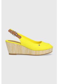TOMMY HILFIGER - Tommy Hilfiger sandały damskie kolor żółty na koturnie. Nosek buta: okrągły. Zapięcie: klamry. Kolor: żółty. Obcas: na koturnie #1