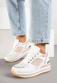 Renee - Białe Sneakersy na Koturnie z Geometrycznym Wzorem i Brokatem Tillineira. Okazja: na co dzień. Zapięcie: sznurówki. Kolor: biały. Materiał: jeans. Wzór: geometria. Obcas: na koturnie