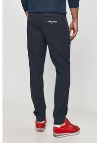 Tommy Jeans - Spodnie. Kolor: niebieski. Materiał: tkanina, bawełna, elastan. Wzór: gładki #2
