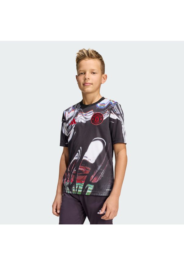 Adidas - Koszulka dla dzieci Manchester United 25/26 Pre Match. Kolor: czerwony, czarny, wielokolorowy, biały. Materiał: dzianina. Sport: piłka nożna