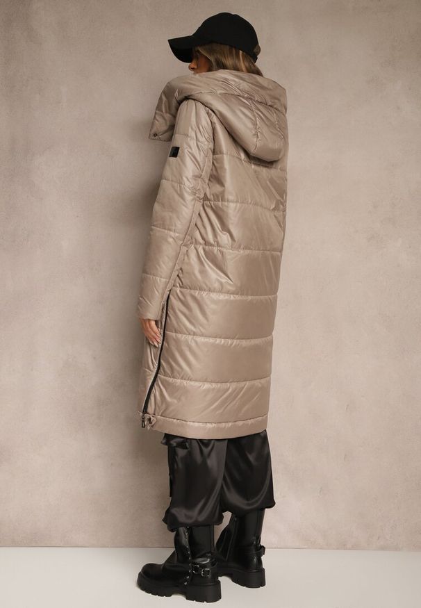 Renee - Ciemnobeżowa Kurtka z Pikowanymi Przeszyciami i Ściągaczami po Bokach Balinne. Okazja: na co dzień, na spacer. Kolor: beżowy. Materiał: jeans. Styl: casual