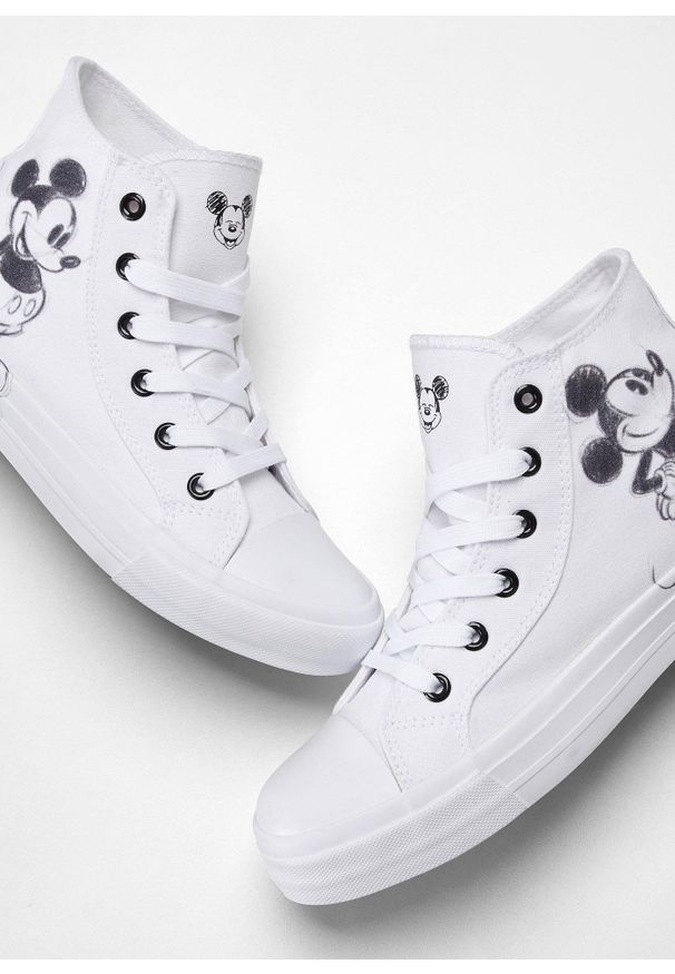 bonprix - Wysokie sneakersy z motywem Myszki Miki z bawełnianej kanwy. Kolor: biały. Materiał: bawełna