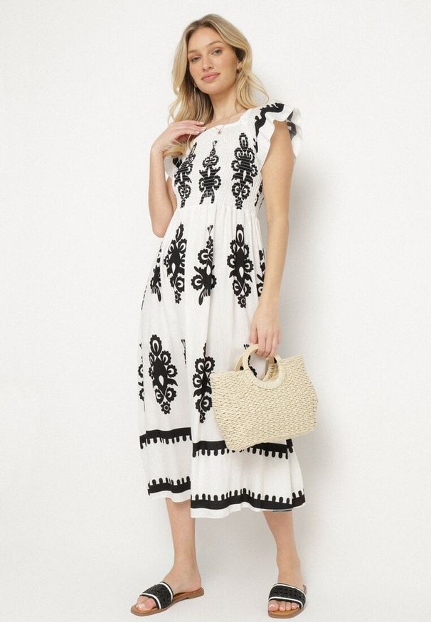 Born2be - Biała Wiskozowa Sukienka w Ornamentalne Wzory o Rozkloszowanym Kroju Divessa. Kolor: biały. Materiał: wiskoza. Długość rękawa: krótki rękaw. Typ sukienki: proste