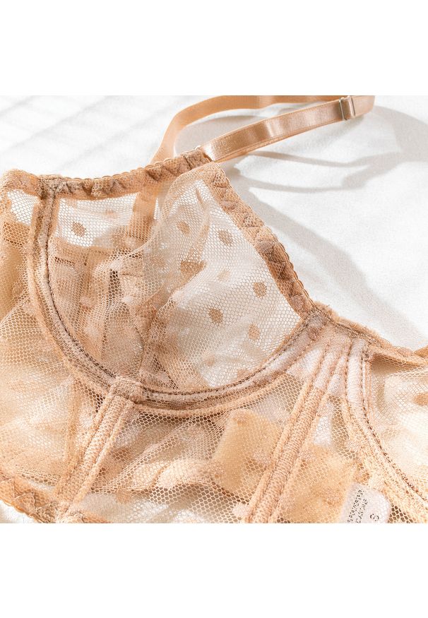 Intica - Komplet bielizny z siateczki z biustonoszem i stringami na romantyczne wieczory Zonda. Kolor: beżowy. Materiał: materiał