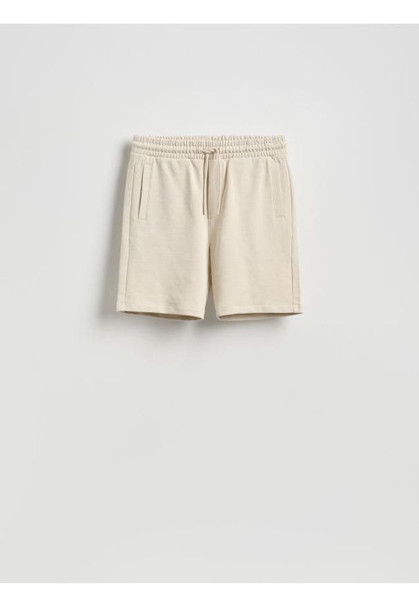 Reserved - Dresowe szorty regular fit - beżowy. Kolor: beżowy. Materiał: dresówka