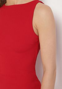 Born2be - Czerwona Sukienka z Wiskozą o Dopasowanym Kroju z Rozcięciem z Tyłu Denama. Okazja: na co dzień. Kolor: czerwony. Materiał: wiskoza. Styl: klasyczny, casual, elegancki #6