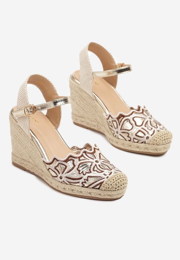 Born2be - Złote Sandały Espadryle Vices na Koturnie z Plecionki Zdobione Haftem Sesirea. Okazja: na co dzień. Nosek buta: okrągły. Zapięcie: pasek. Kolor: złoty. Materiał: jeans. Wzór: aplikacja, haft. Obcas: na koturnie. Styl: wizytowy, elegancki, casual