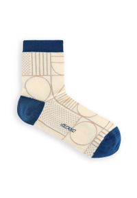 Volcano - Kremowe skarpety damskie w graficzny wzór A-MIKI. Kolor: kremowy, beżowy. Materiał: poliamid, bawełna, elastan. Wzór: nadruk #1