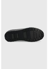 Answear Lab tenisówki zamszowe damskie kolor czarny. Nosek buta: okrągły. Zapięcie: sznurówki. Kolor: czarny. Materiał: zamsz. Obcas: na platformie. Styl: wakacyjny