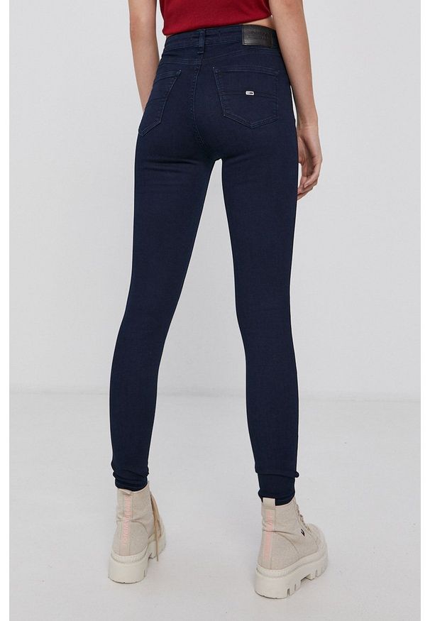 Tommy Jeans Jeansy damskie medium waist. Kolor: niebieski
