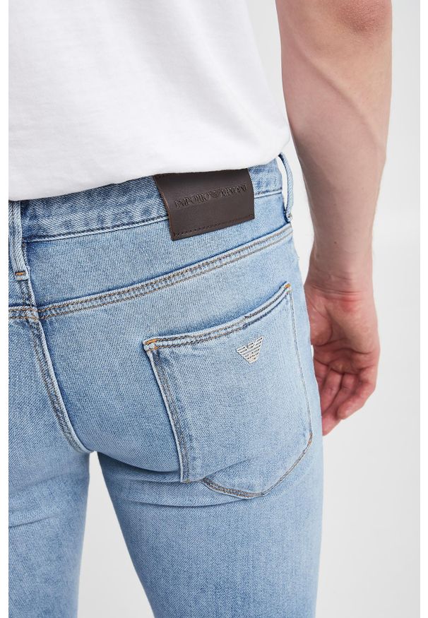 Emporio Armani - Jeansy męskie EMPORIO ARMANI. Wzór: aplikacja