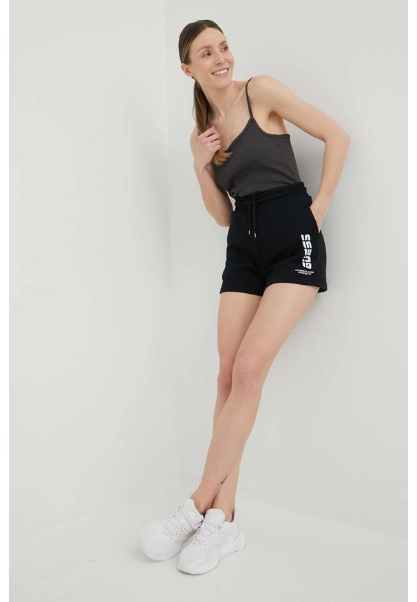 Guess szorty damskie kolor czarny z nadrukiem high waist. Stan: podwyższony. Kolor: czarny. Wzór: nadruk