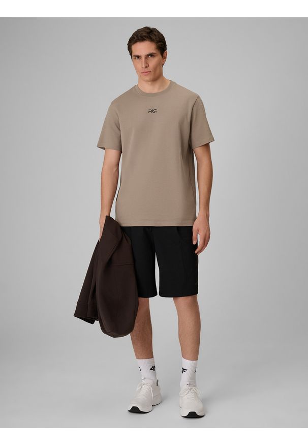 4f - 4F T-shirt regular gładki męski 4F x Robert Lewandowski - beżowy XXL. Okazja: na co dzień, na spacer. Kolor: beżowy. Materiał: jersey, bawełna, materiał, dzianina. Wzór: gładki. Sezon: lato. Styl: sportowy, klasyczny, casual