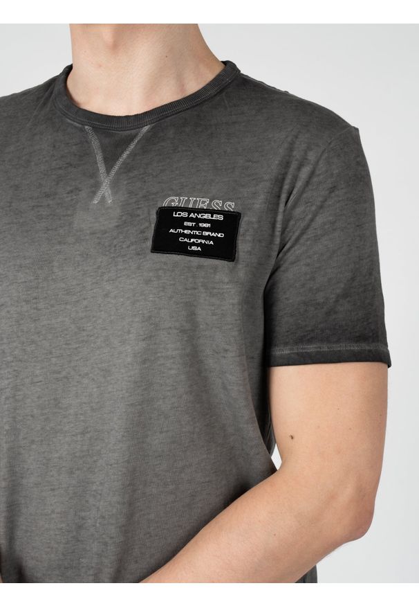 Guess T-Shirt "Patch" | X3GI08KAK90 | Mężczyzna | Szary. Okazja: na co dzień. Kolor: szary. Materiał: bawełna. Wzór: aplikacja. Styl: klasyczny, elegancki, casual