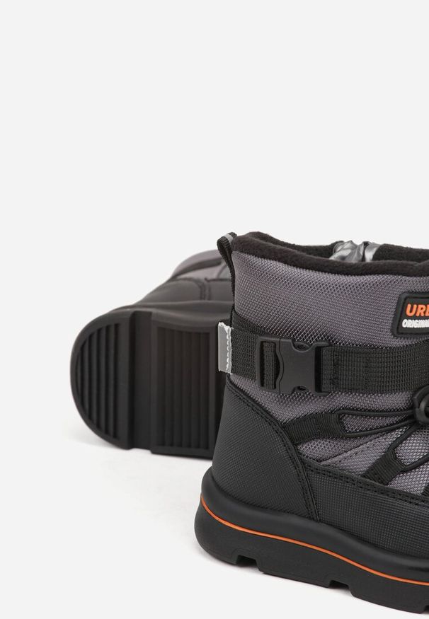 Born2be - Szare Śniegowce Wodoodporne z Napisem i Paskiem z Klamrą Monariella. Okazja: na co dzień. Zapięcie: klamry. Kolor: szary. Materiał: dresówka, jeans. Wzór: napisy. Styl: casual