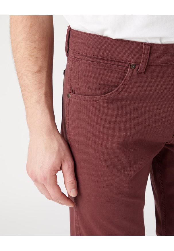 Wrangler - WRANGLER MĘSKIE SPODNIE MATERIAŁOWE GREENSBORO DAHLIA 112341468 W15Q016299. Materiał: materiał