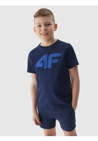 4f - T-shirt z nadrukiem chłopięcy - granatowy. Okazja: na co dzień. Kolor: niebieski. Materiał: bawełna, jersey, dzianina. Długość rękawa: krótki rękaw. Długość: krótkie. Wzór: nadruk. Sezon: lato. Styl: sportowy, casual