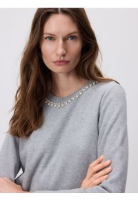 Reserved - Bluza z ozdobnym dekoltem - ciemnoszary. Kolor: szary. Materiał: bawełna, dzianina #1
