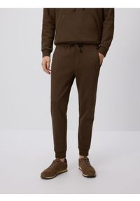 Reserved - Spodnie dresowe slim fit - brązowy. Kolor: brązowy. Materiał: dresówka