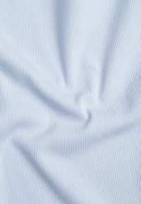 Born2be - Jasnoniebieski Dopasowany T-shirt z Prążkowanej Tkaniny z Bawełny Acalenos. Okazja: na co dzień. Kolor: niebieski. Materiał: prążkowany, bawełna, tkanina. Sezon: lato. Styl: casual, klasyczny, elegancki #7