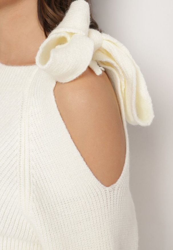 Born2be - Biały Sweter Ozdobiony Kokardą i Wycięciem Noredi. Okazja: na co dzień. Typ kołnierza: kokarda. Kolor: biały. Materiał: jeans. Długość: długie. Wzór: aplikacja. Sezon: jesień, zima. Styl: klasyczny, elegancki, casual