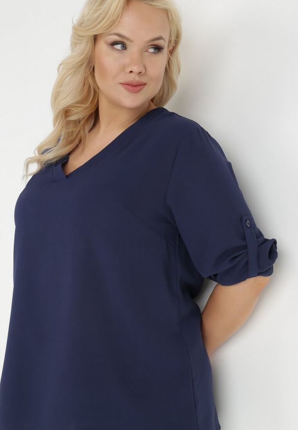 Born2be - Granatowa Bluzka Althiope. Okazja: na co dzień. Kolekcja: plus size. Kolor: niebieski. Długość rękawa: długi rękaw. Długość: długie. Wzór: gładki. Styl: casual