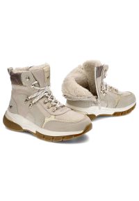 Beżowe Botki Mustang Damskie Ocieplane Obuwie. Kolor: beżowy. Materiał: syntetyk, skóra ekologiczna, futro. Szerokość cholewki: normalna. Sezon: zima. Obcas: na platformie. Styl: wakacyjny #7