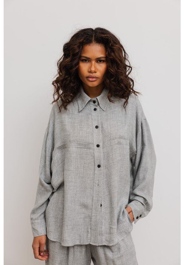 Marsala - Luźna koszula z kieszeniami w kolorze LIGHT GREY- BERYL. Okazja: do pracy. Materiał: wiskoza, poliester, tkanina, jeans. Długość rękawa: długi rękaw. Długość: długie. Wzór: gładki. Styl: elegancki, klasyczny