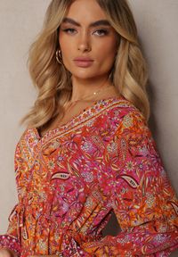 Renee - Czerwona Sukienka z Dekoltem w V o Rozkloszowanym Fasonie w Print Paisley Akka. Okazja: na co dzień. Kolor: czerwony. Materiał: skóra, zamsz. Wzór: paisley, nadruk. Styl: casual, elegancki #5