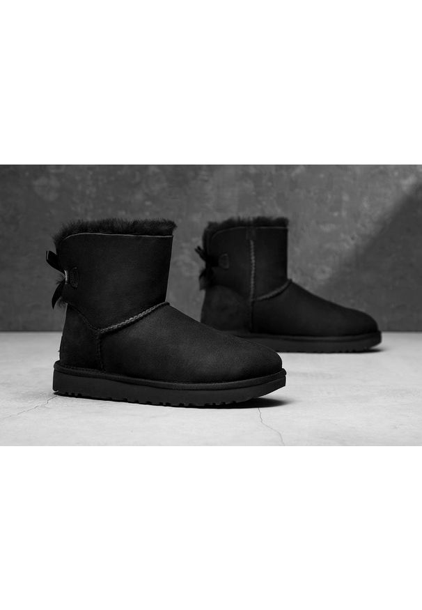 Ugg - UGG W MINI BAILEY BOW II > 1016501 BLACK. Materiał: wełna, skóra. Szerokość cholewki: normalna. Sezon: zima