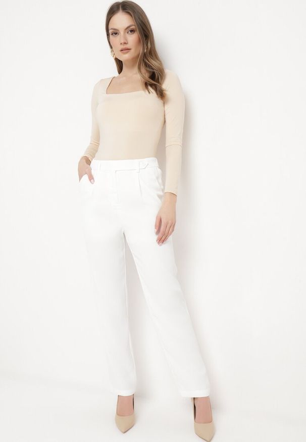 Born2be - Białe Spodnie Regular z Wyższym Stanem i Prostymi Nogawkami Arcadiasa. Stan: podwyższony. Kolor: biały