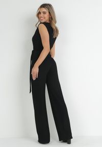 Born2be - Czarny Kombinezon z Kopertowym Dekoltem i Wiązaniem w Talii Vannessa. Kolekcja: dla wysokich. Kolor: czarny. Materiał: prążkowany, materiał. Długość: długie #4